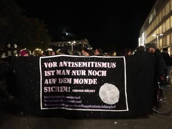 1280px-2019-10-10_Mahnwache_in_Hannover_gegen_Antisemitismus_nach_dem_Anschlag_in_Halle_(114)