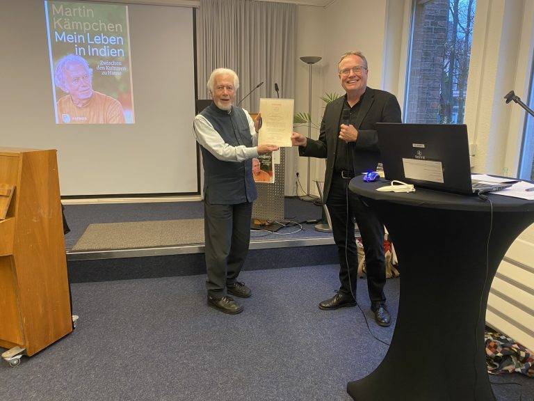INTR°A-Projektpreis 2021 an Dr. Martin Kämpchen verliehen INTR°A-Projektpreis 2021 an Dr. Martin Kämpchen verliehen