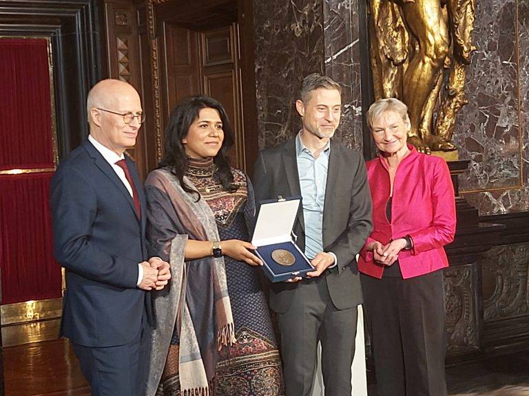 Verleihung der Buber-Rosenzweig-Medaille an muslimisch-jüdisches Ehepaar Saba-Nur Cheema und Meron Mendel Verleihung der Buber-Rosenzweig-Medaille an muslimisch-jüdisches Ehepaar Saba-Nur Cheema und Meron Mendel